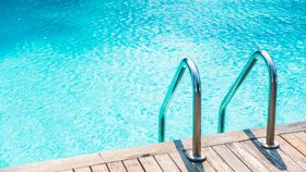 VIDEO Plan roșu la piscina unui hotel de lux din Olimp. Trei copii încă sunt internați la spital, după ce au fost intoxicați cu clor
